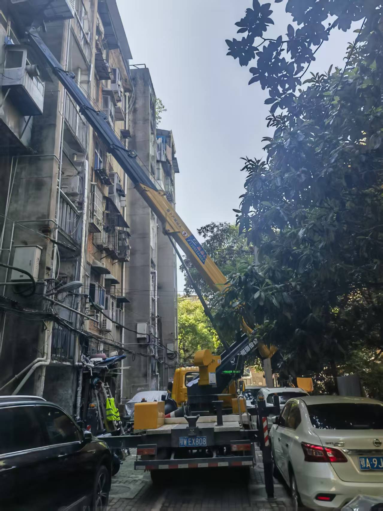 28米云梯車安裝線路施工現場